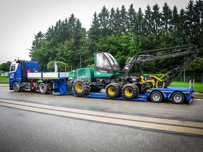 Semirremolque bajo con una longitud de carga optimizada para el transporte de máquinas forestales (cosechadora, skidder, skidder, transportador forestal).