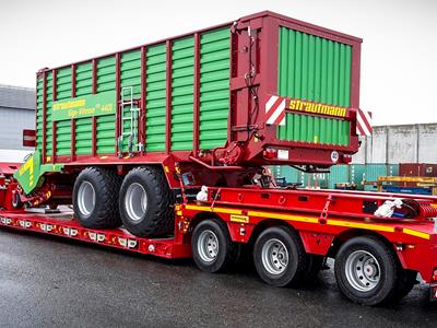 Low-bed semi-trailer with an optimized loading length for transporting machines in the agricultural sector.