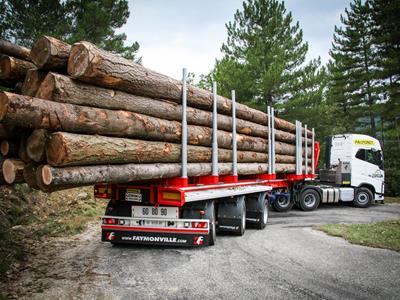 3-osiowa naczepa do transportu drewna o długości do 21 m.