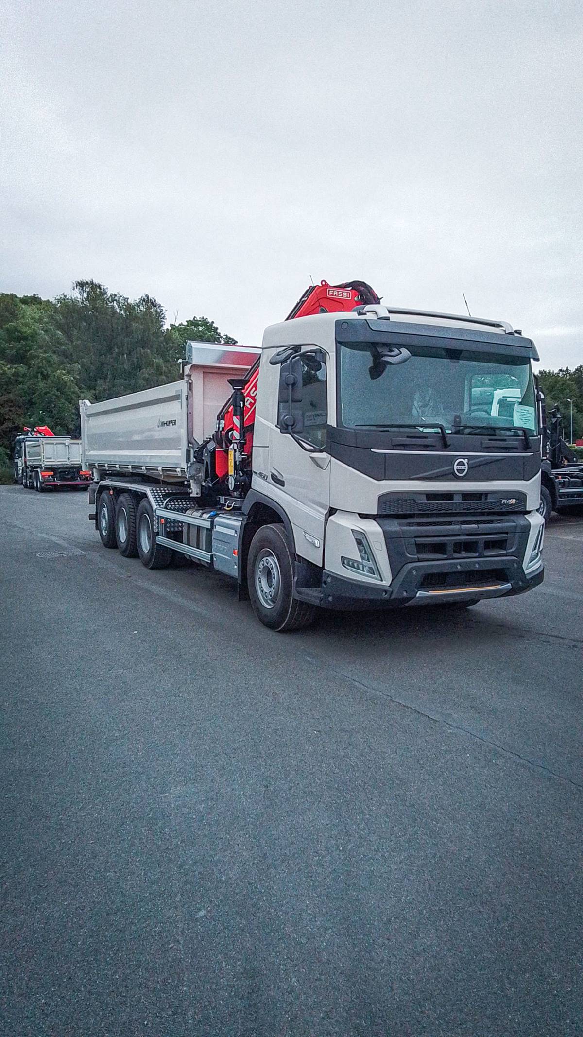 Volvo - Truck with crane - FMX 460 8x4 tridem - Number of axles 4 [43080]
