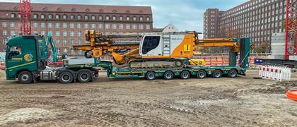 Hoch im Kurs stehen bei der Firma Dominik Schwer- & Tiefladertransporte aus Berlin-Schönefeld Fahrzeuge von Faymonville mit Einzelradaufhängung.